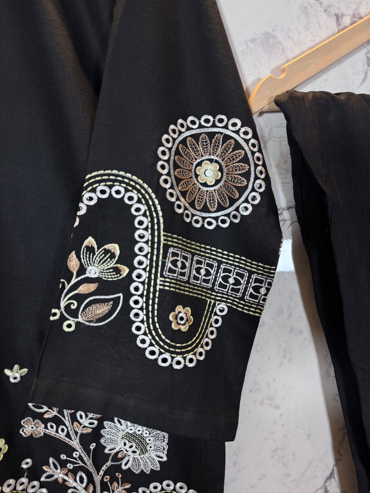 3 Piece Winter Dhanak Embroidered Suit