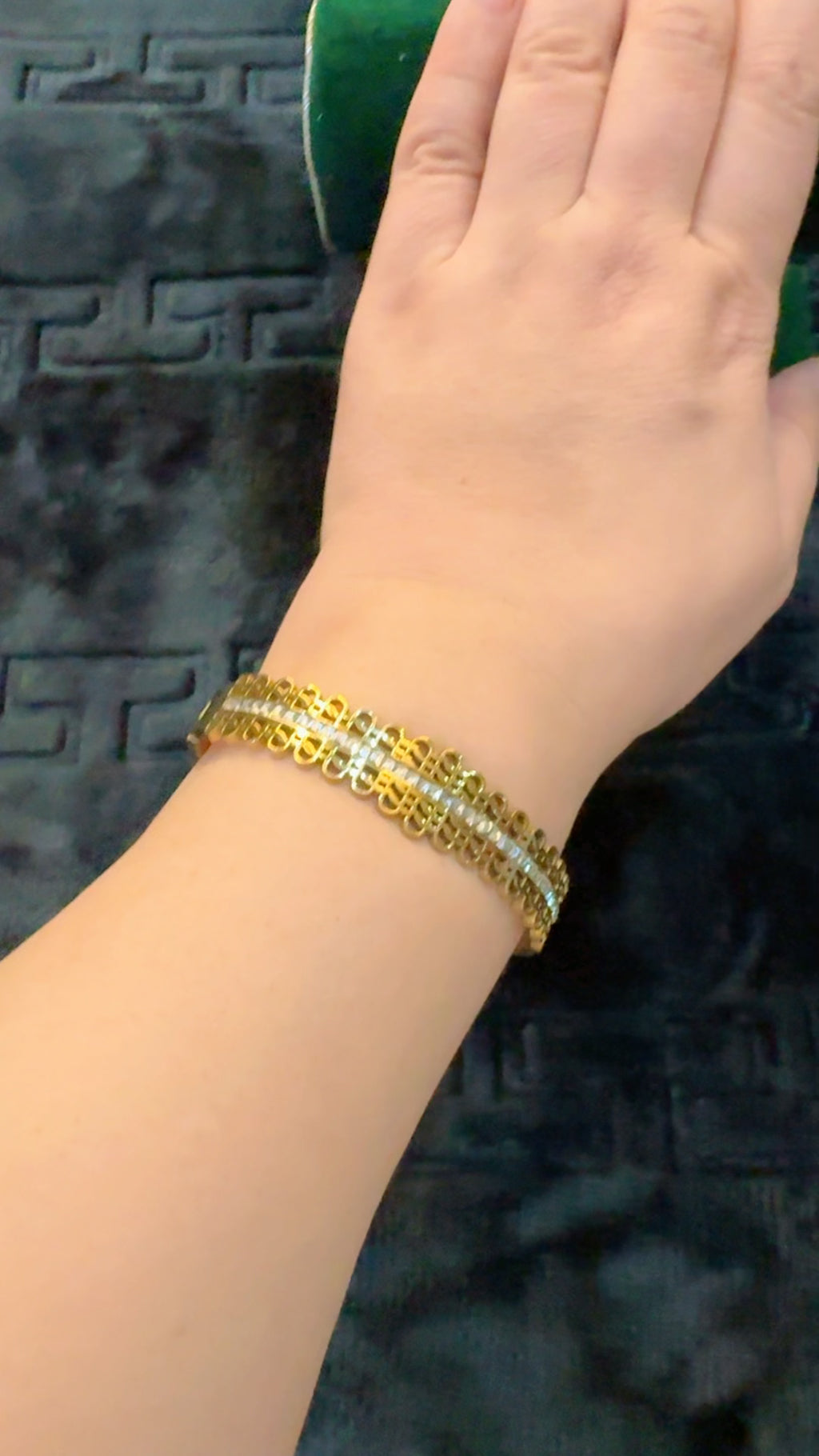 Adjustable handcuff