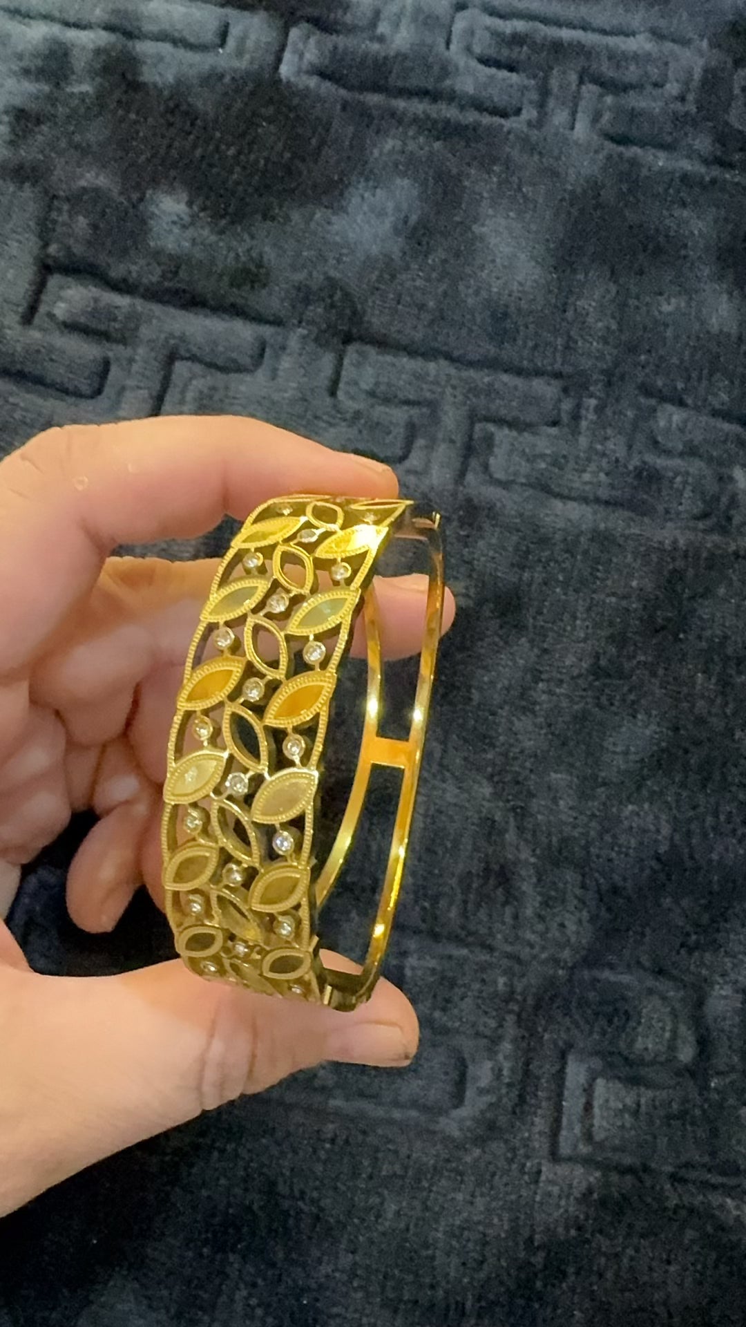 Adjustable handcuff
