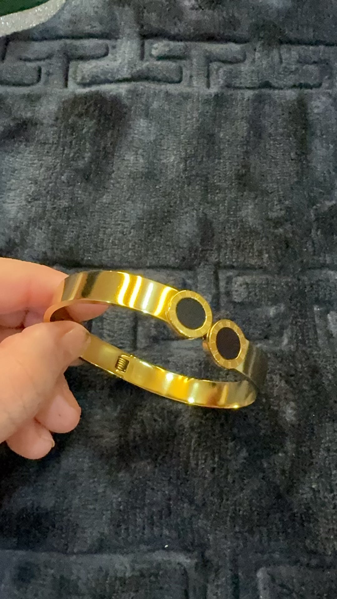 Stainless steel handcuff