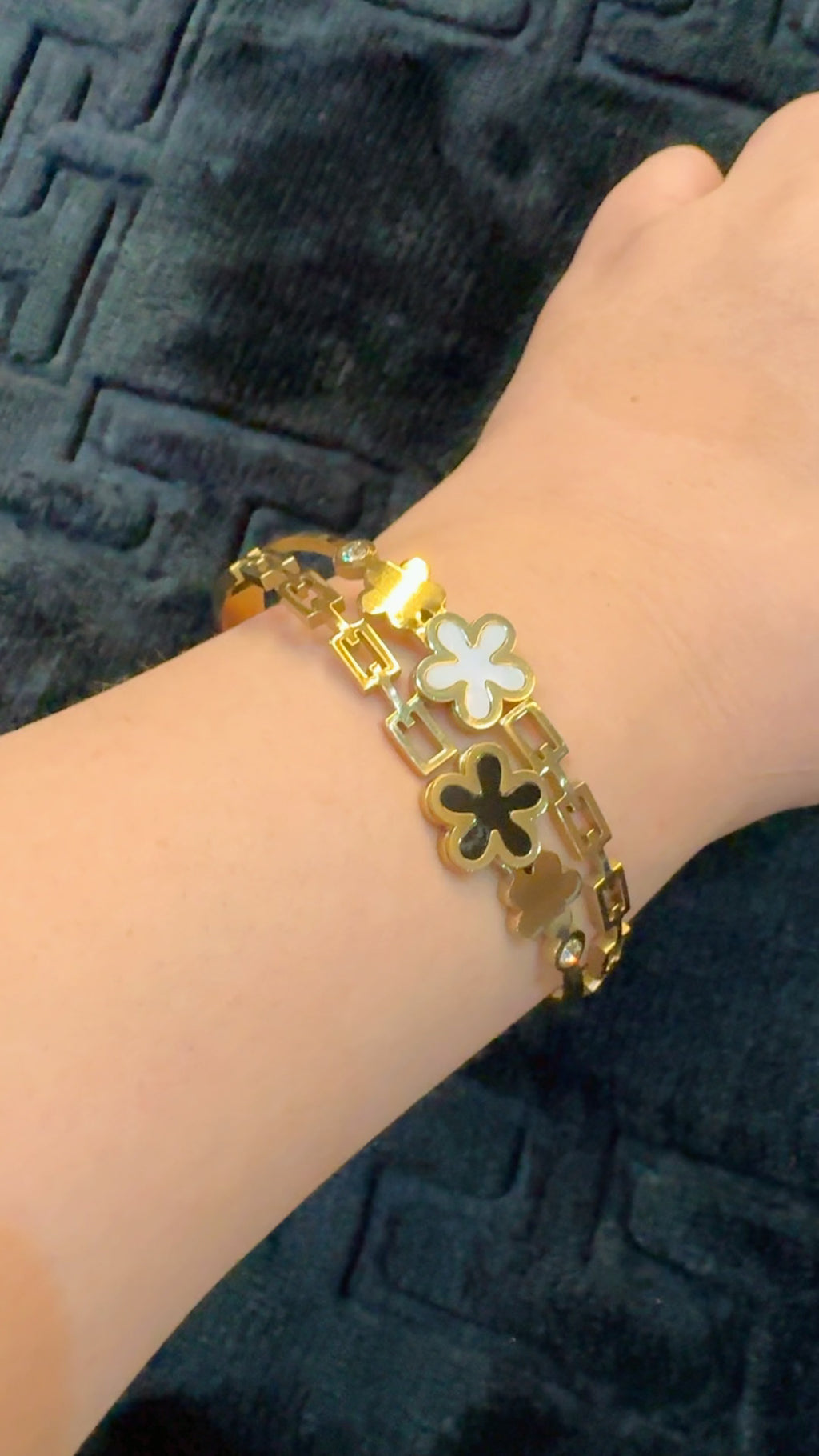 Adjustable handcuff