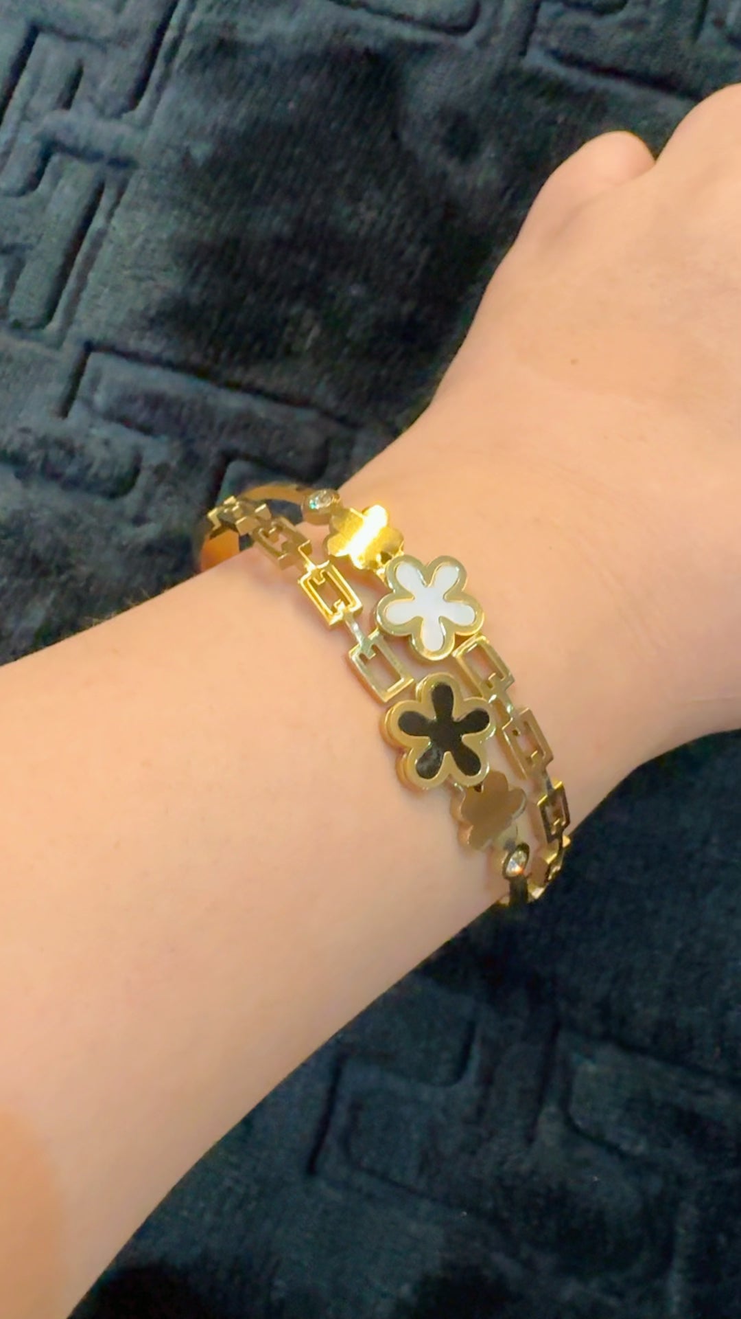 Adjustable handcuff